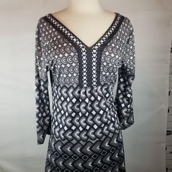 Dress by WHITE MARK COUTURE COLLECTION. SIZE M. BROWN WHITE GEOMETRIC DESIGN - Picture 5 of 16